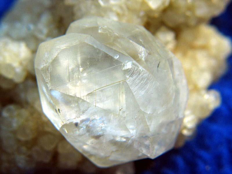 przyrodzie w postaci minerałów aragonitu oraz kalcytu Aragonit, źródło: wikimedia