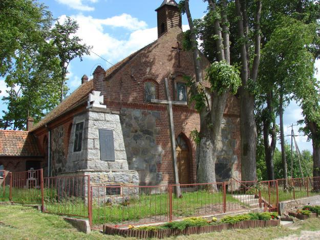 Dużą wartość kulturową stanowi Neogotycka kaplica z kamienia polnego zbudowana w 1874 roku.