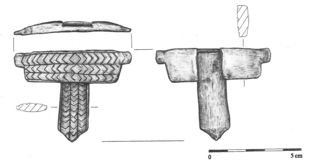 Ryc. 61. Kowal, gm. Kowal, stan. 14, obiekt 238. Wyposażenie grobu: zawieszka T-kształtna. Rys. B. Kowalewska Fig. 61. Kowal, Kowal comm., site 14, feature 238. T-shaped ornamental element.