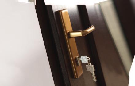 Drzwi wejściowe EUROCOLOR, wykonane z wysokogatunkowego PVC lub RAU-FIPRO, łączą wysoką jakość z nowoczesnym wzornictwem. Wszystko po to, aby zapewnić eleganckie wejście do każdego domu.