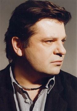 Str. 3 Edukacja teatralna W tym numerze Kalejdoskopu Kulturalnego pragniemy Wam przybliżyć sylwetkę Krzysztofa Globisza, znanego polskiego aktora filmowego, telewizyjnego, teatralnego i radiowego.