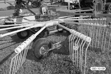 EKSOATACJA Ustawianie szerokości roboczej Szerokość robocza jest ustawiana za pomocą drugiego dwukierunkowego przyłącza hydraulicznego.