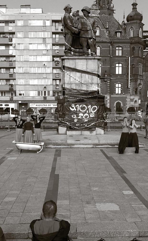 : 33 Sambarütmid Poolas ehk The Monument of Friendship Kadi Meriluht, Liis Siiroja ja Liis Vikerpuur Me võiksime ta ju Venemaale anda, aga ta on liiga väärtuslik (loe: 3,5 tonni pronksi).