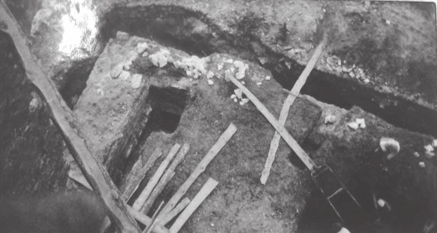134 andrzej buko Ryc. 11. Kamienna wieża w Bieławinie w trakcie badań P. Pokryszkina. Widok na wykopy badawcze (fot. Archiwum IHKM RAN w Sankt-Petersburgu) Fig. 11. The stone tower from Bieławin in the course of research carried out by P.