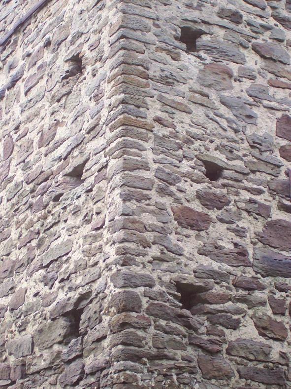 130 andrzej buko Ryc. 5. Materiał budowlany i wątek muru wieży w Stołpiu (fot. A. Buko) Fig. 5. Building material and the stonework of the tower in Stołpie (photo: A.