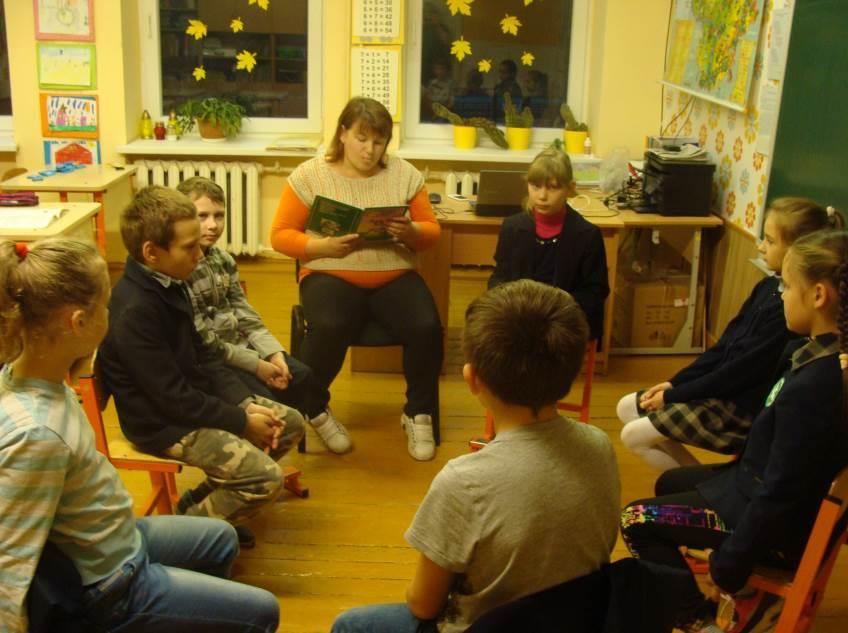 2.3 Czytanie z rodzicami W piątek, 27 października do klasy 3 przyszła moja mama. Czytała nam bajkę ''Królewicz zaczarowany w żabę.