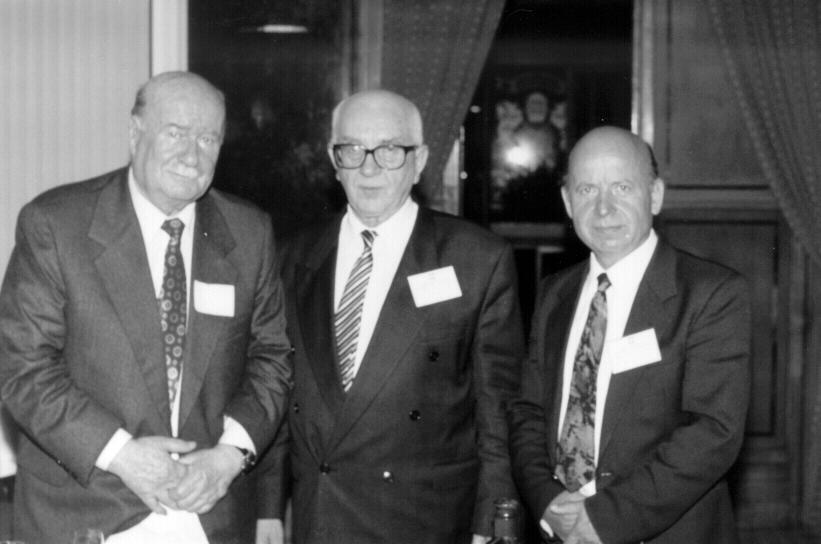 Od lewej: Jerzy Szymański, Tadeusz Walczak, Antoni Tomczyk O 15 pan Tadeusz Walczak zakończył nasz I Zjazd potomków wojskowych osadników kresowych Polski do 1940 r. Odśpiewaliśmy hymn narodowy.