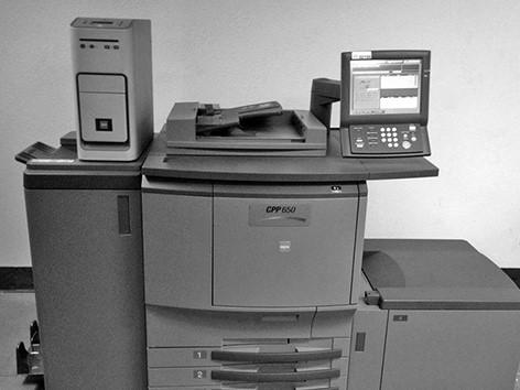 Do wydruku 300 spersonalizowanych papierowych metek właściwa jest maszyna offsetowa DI formatu B2