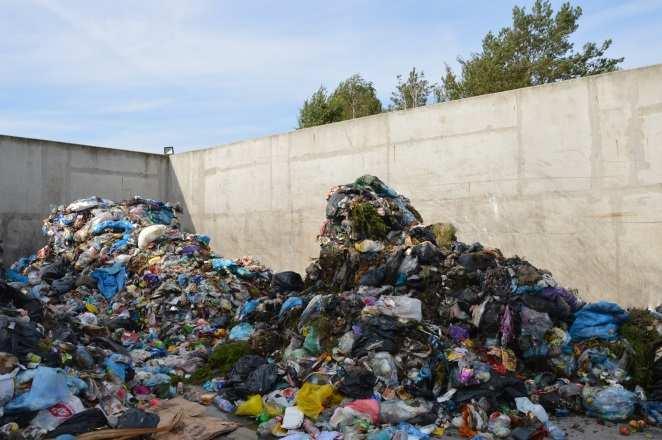 Odpady budowlane i rozbiórkowe Razem [Mg] Łączna masa odebranych odpadów budowlanych i rozbiórkowych 34 546 Masa odpadów poddanych recyklingowi 1 947 Masa odpadów przygotowanych do ponownego użycia