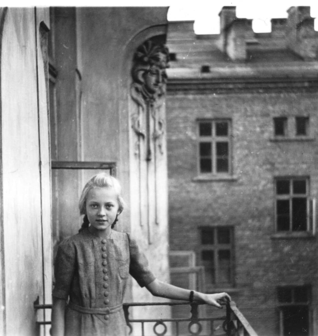 Hanna Szweryn-Sawicka na balkonie