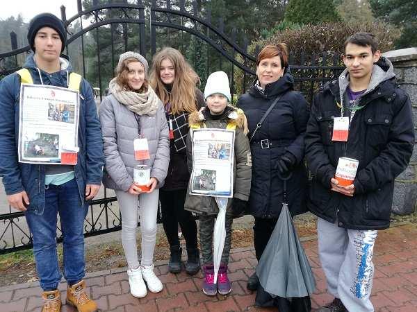 PODARUJ ZŁOTÓWKĘ NA KRESY 1 oraz 2 listopada nasi wolontariusze kwestowali na obornickich cmentarzach na rzecz akcji Mogiłę pradziada ocal od zapomnienia (Nr zbiórki 2017/4661/OR, organizator: