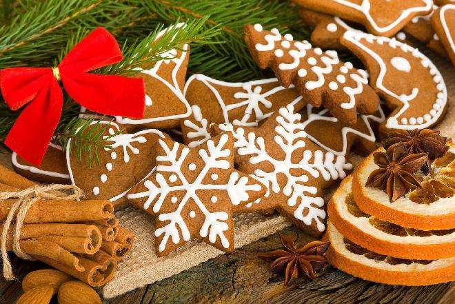 wyłożonej papierem do pieczenia w odstępach około 2-3 cm od siebie (pierniczki urosną). Piec w piekarniku nagrzanym do 180 stopni (góra i dół bez termoobiegu) przez około 10-15 minut.