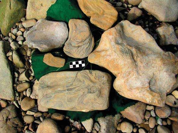 Budowa geologiczna i rzeźba terenu 185 otaczających, dzięki czemu zaznaczają się w rzeźbie jako wybitne grzbiety (pasma Ostrego, Stożka, Jawora, Żukowa).