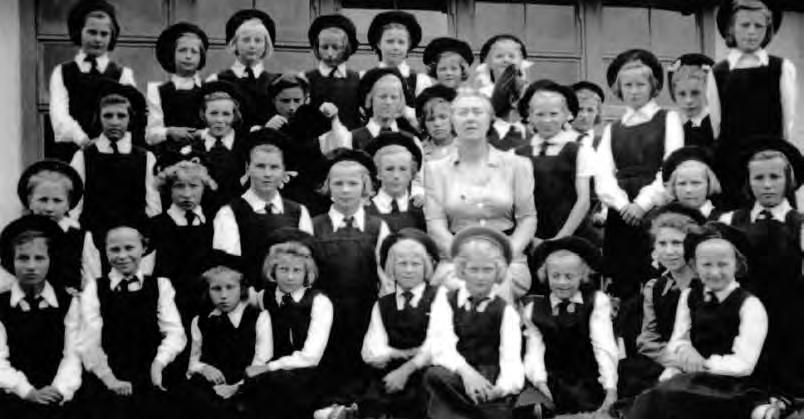 Klasa 4A, 1947 rok. Z tyłu, od lewej: Jadwiga Bryl, Jadwiga Pawelec, Danuta Śmietana, Anna Butrymowicz, Maria Piotrkowska, Barbara Szymanik, Halina Sawlewicz.