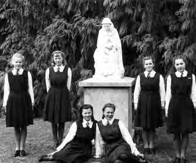 Klęczy: Wanda Pelc Polki w gimnazjum Teschemakers, Oamaru, 1947 rok.