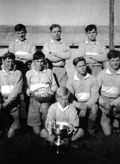 Klęczą: Mieczysław Głowacki, Krzysztof Jasiński (Staszczuk), Bolesław Wojtowicz, Czesław Pelc. Siedzi: Jerzy Wierzbicki Drużyna rugby, 1948 rok.