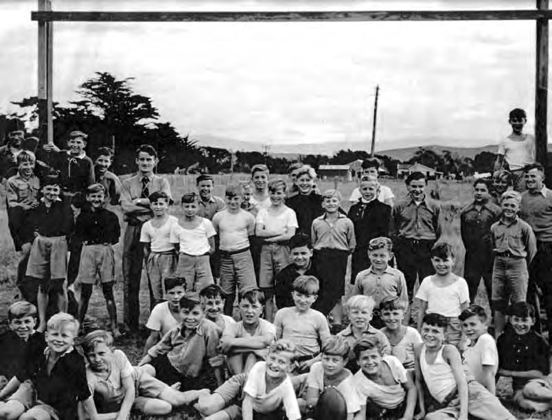 Pod bramką rugby, 1948 rok. Chłopcom ten sport przypadł do gustu. Na początku musieli grać w butach pożyczonych od opozycji.