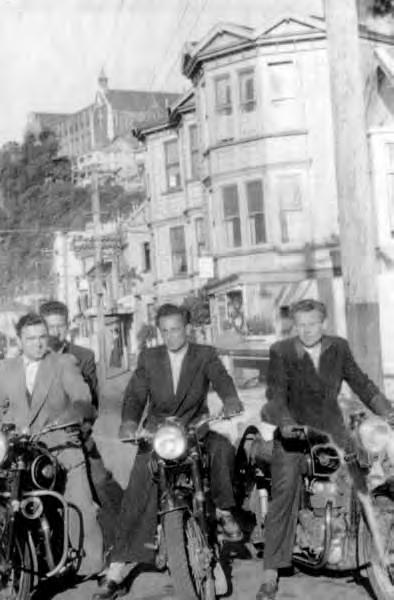 sylwestrowym 1954 roku w Wellingtonie Era motocykli, na tle przymorskiej ulicy w Wellingtonie w