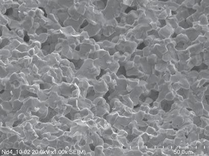 nie maym sygnaem elektromagnetycznym w szerokim pa- mie czstotliwoci i na analiz tej odpowiedzi w celu uzyskania uytecznej informacji o zykochemicznych waciwociach badanego materiau [10].