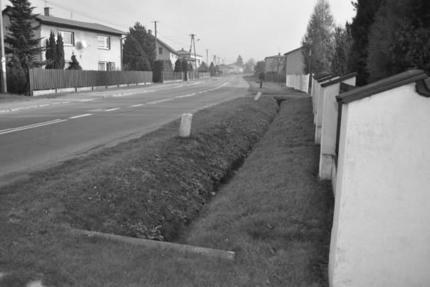 poprzez rów znajdujący się przy jezdni.