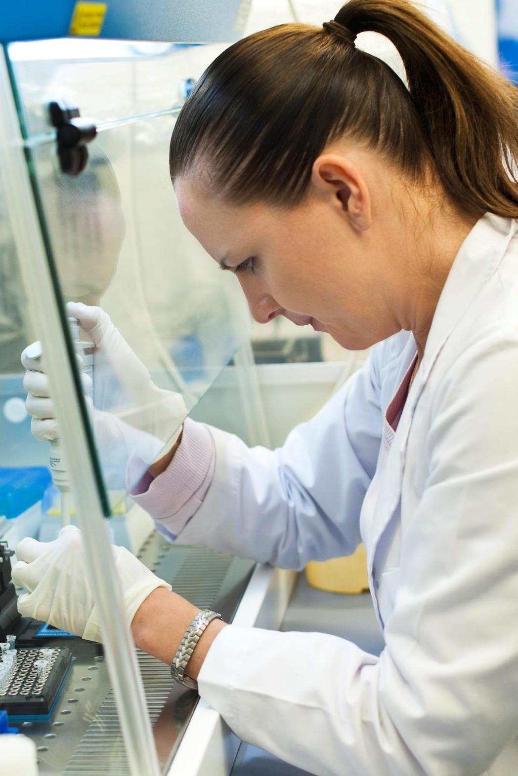 UW UNIWERSYTET BADAWCZY 3750 nauczycieli akademickich (785 profesorów), 3200 doktorantów 450 mln zł rocznego budżetu naukowego 3350 tematów badawczych, 1500 finansowanych z krajowych i