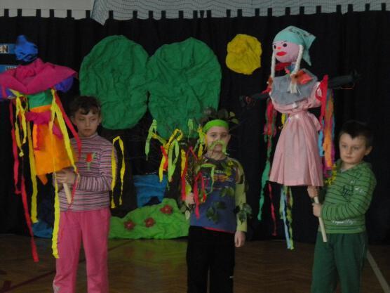 Wiosna, wiosna, ach to ty. 22.03.2011 społeczność naszej szkoły oficjalnie powitała wiosnę. Tego dnia wszyscy przyszliśmy w strojach w kolorach związanych z tą porą roku.