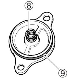 12. Przed montażem pokrywy filtra oleju upewnij się, że sprężyna filtra (8) oraz o-ring pokrywy (9) zostały prawidłowo umieszczone. WAŻNE: Wraz z montażem nowego filtra zastosuj nowy o-ring.