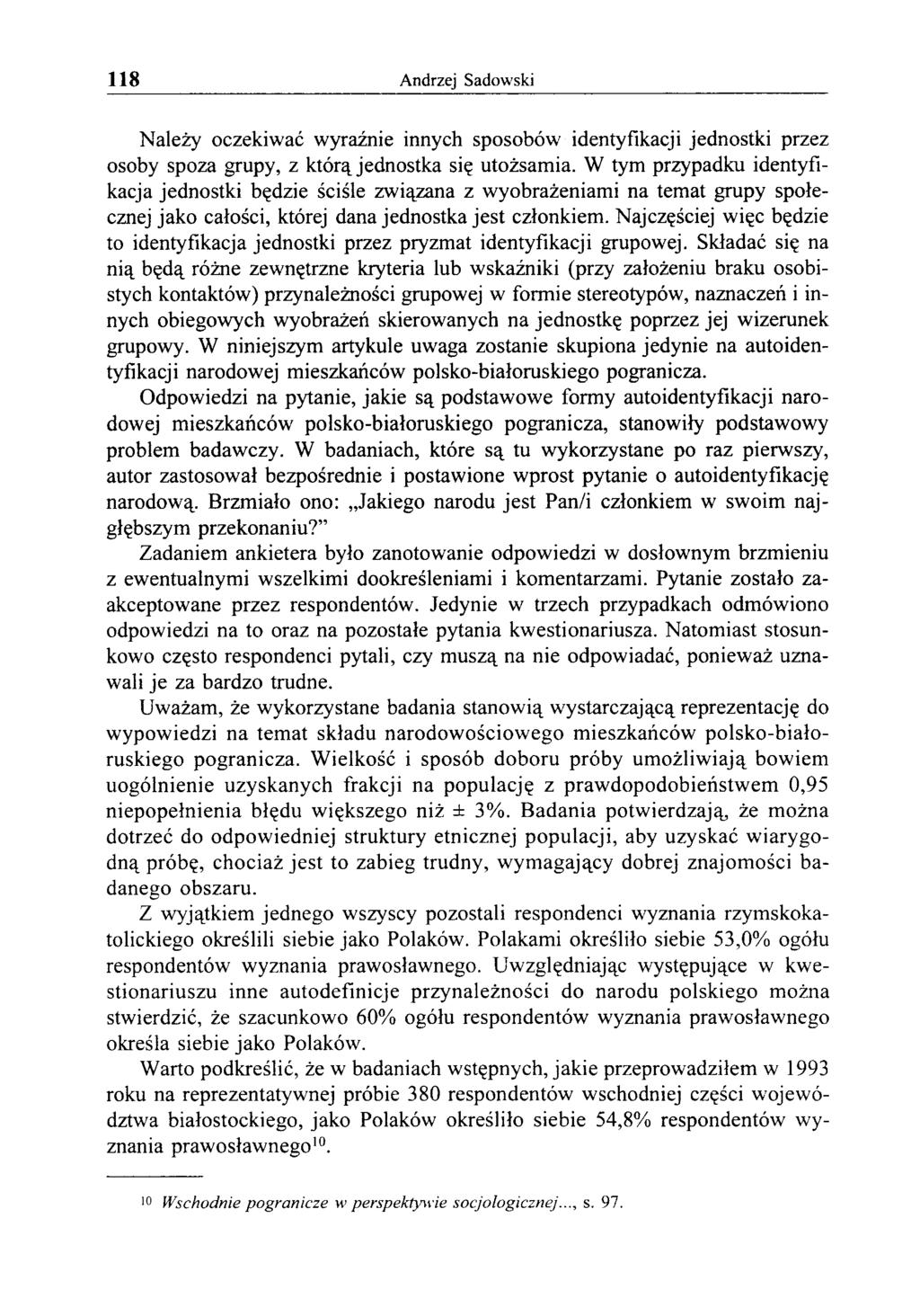 118 Andrzej Sadowski Należy oczekiwać wyraźnie innych sposobów identyfikacji jednostki przez osoby spoza grupy, z którą jednostka się utożsamia.