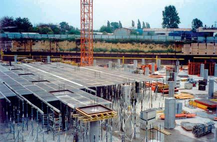 cie projektowania i realizacji. Przypadki stanów przedawaryjnych bądź katastrof budowlanych obudów wykopów (rys. 5a i 5b) zostały scharakteryzowane i zdiagnozowane w pracach [18-1].