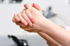 Chroń siebie i innych! Prawidłowa dezynfekcja rąk w sześciu krokach Uścisk dłoni to część naszego codziennego życia.