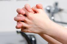 Prawidłowa dezynfekcja rąk pomaga zapobiegać przenoszeniu chorób.