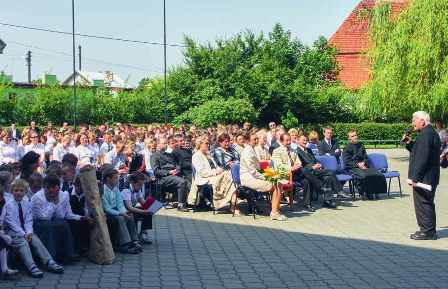 Arnolda Janssena, rodziny misjonarzy i misjonarek, parafianie ze wspólnot prowadzonych przez werbistów oraz dobrodzieje zgromadzenia. Czuwania odbywają się co dwa lata, tuż po Wielkanocy.
