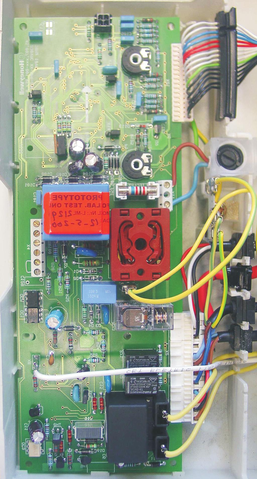 Podłączenie elektryczne 4 Podłączenie elektryczne Niebezpieczeństwo: prądem! porażenie B Przed rozpoczęciem prac na elementach elektrycznych odłączyć napięcie zasilające (bezpiecznik, przełącznik LS).