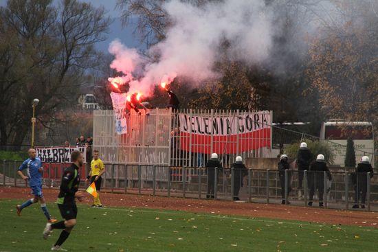 CZWARTA LIGA WSCHODNIA Na stadionie miejskim w Kłodzku już dawno nie widziano tylu funkcjonariuszy Policji, co podczas meczu miejscowej Nysy z Górnikiem Wałbrzych.