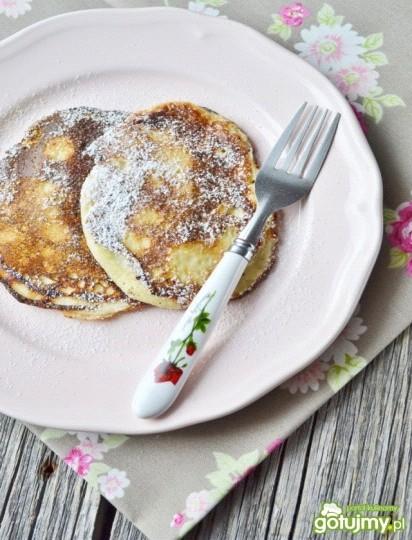 Z przedszkolnego Menu- pyszności dla naszych Przedszkolaków Placuszki serowo - jogurtowe Składniki: 6 czubatych łyżek mąki, 150g chudego białego sera, szklanka gęstego jogurtu naturalnego, łyżka