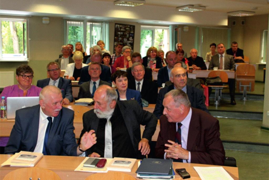 Miasto, region i tożsamość geografii... 15 Fot. 4. Uczestnicy Sesji Jubileuszowej w dn. 17.06.2016 r. W pierwszym rzędzie prof. Antoni Różalski, prof. Tadeusz Marszał, prof.