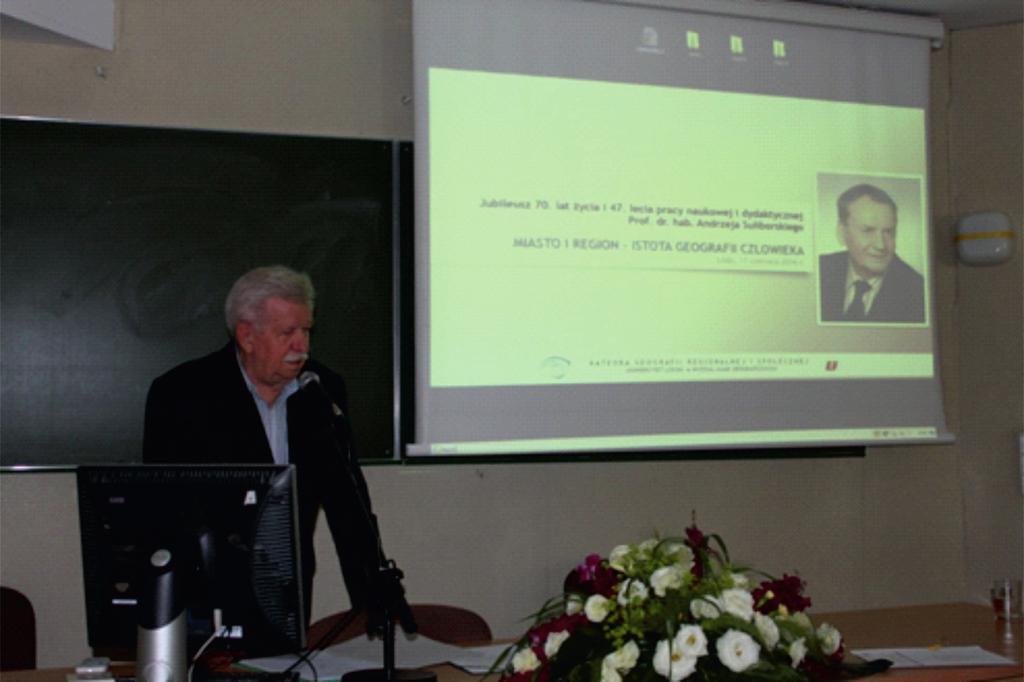 16 Marcin Wójcik Fot. 5. Wystąpienie prof. Wiesława Maika podczas Sesji Jubileuszowej w dn. 17.06.2016 r. Źródło: materiały archiwalne Katedry Geografii Regionalnej i Społecznej Krysiak, prof. nadzw.