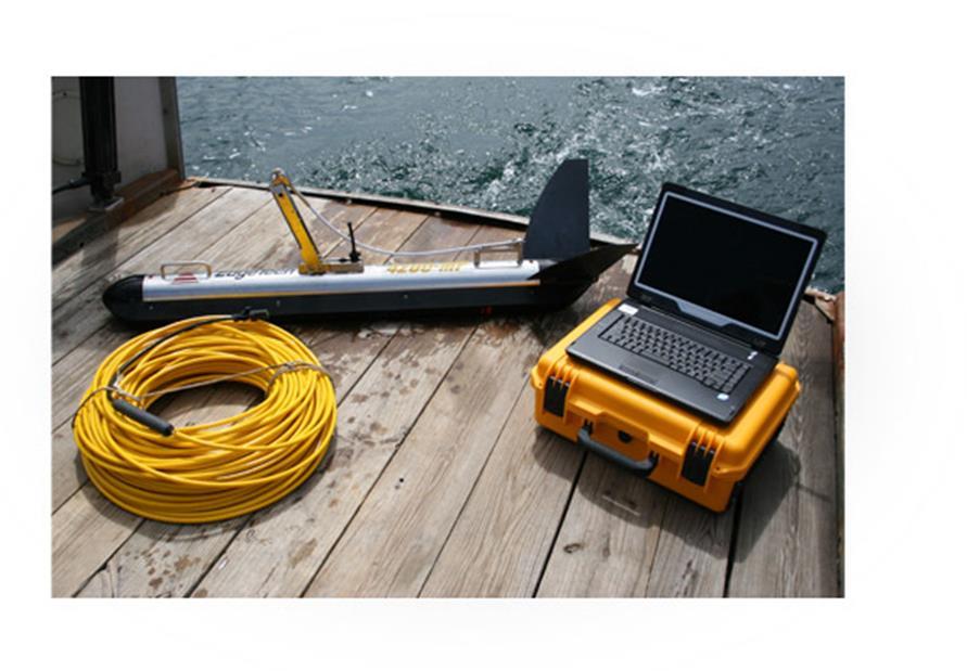 22. Sonar boczny holowany (Side scan sonar) firmy EdgeTech model 4200 - (opiekun sprzętu dr Ewa Szymczak) Sonar boczny SSS wykorzystywany jest między innymi do: identyfikowania typu dna, jego form