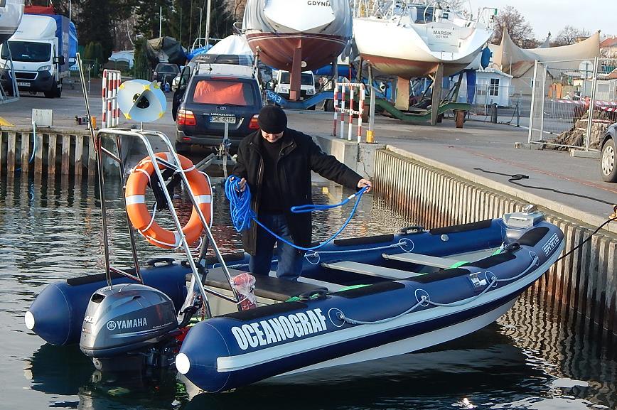 16. Łódź pokładowo-robocza typu RIB (rigid-inflatable boat) firmy SPORTIS S-4900 z silnikiem YAMAHA F40FEHDL (opiekun sprzętu kapitan ż.w. Mariusz Wiktorowicz) http://www.sportis.com.