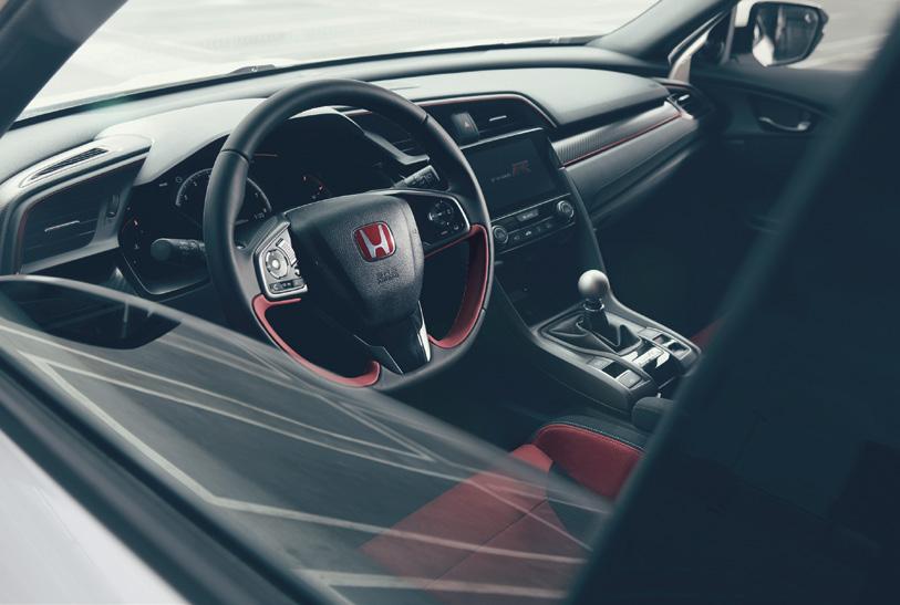 Komfort i Udogodnienia Klimatyzacja automatyczna - Dwustrefowa klimatyzacja automatyczna - Przednie wycieraczki z czujnikiem deszczu Tylna wycieraczka Automatyczne światła z czujnikiem zmroku