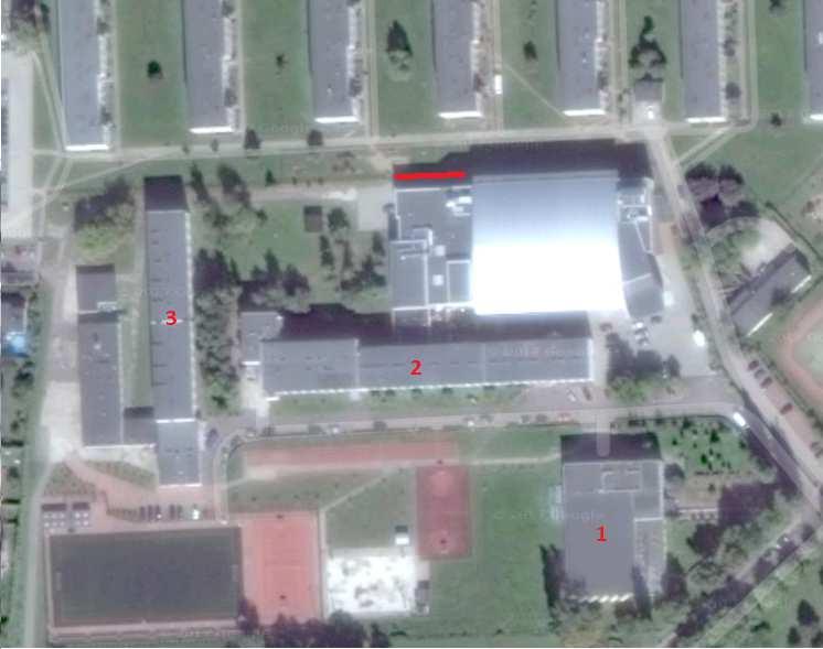 DODATKOWE INFORMACJE W przypadku remontu łącznika oraz wejścia do Sali gimnastycznej zabezpieczyć należy również dwa otwory w tylnej ścianie budynku (zaznaczonej kolorem czerwonym na fot. 16, 17).