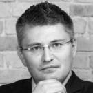Przeprowadziła liczne projekty w zakresie międzynarodowych struktur holdingowych czy finansowania inwestycji. Jest także specjalistką w zakresie doradztwa dla funduszy inwestycyjnych.