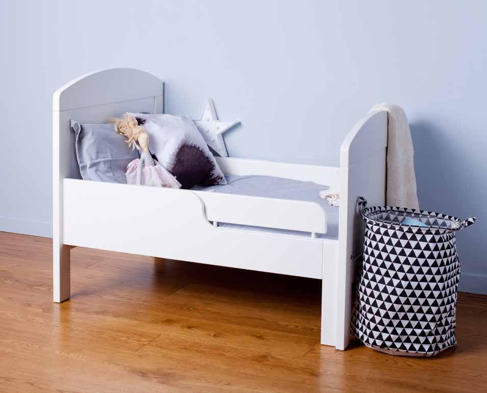 Kolorystyka: natural white Viktor łóżko, które rośnie wraz z dzieckiem.
