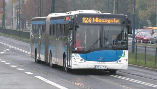 reprezentuje prędkość dojazdu. Dla przejazdu autobusów z zatrzymania obliczono przyspieszenie a oraz prędkość przejazdu vt od linii zatrzymań do punktu kolizji przy zerowej prędkości początkowej.