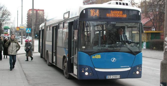 autobusy były malowane na kolory beżowy i czerwony. W roku 1958 ponownie rozpoczęto i regularnie malowano tabor na kolor biało-niebieski, aż do czasów współczesnych.
