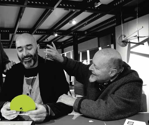 Oprócz badań technologicznych marka projektowa z siedzibą w Ostuni buduje tożsamość swojej kolekcji poprzez dialog i konfrontację ze znanymi twórcami, intelektualistami i projektantami.