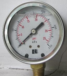Ze względu na zbyt mały zakres wskazań należy wykluczyć manometr na rys. 51 (tylko do 2,5 bar), a manometr na rys.