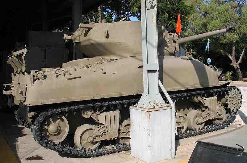 M4(105) Odmiana ze spawanym kadłubem, silnikiem benzynowym 9 cylindrowym gwiazdowym Continental R 975C4 i haubicą 105mm.