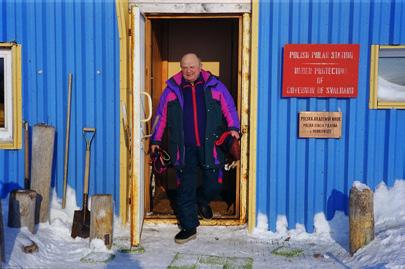 72 M. Górski Fot. 4. Maciej Zalewski, wieloletni kierownik ZBPiM wyrusza na badania geofizyczne na lodowcu Hansa (lata 1990.) (Fot. M. Górski) Photo 4.