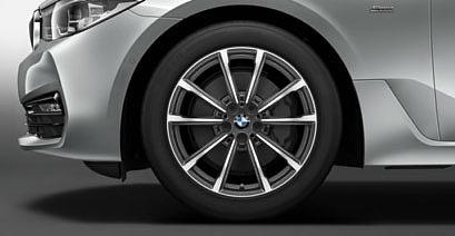 chłodnicy BMW z listwami grilla w błyszczącym kolorze czarnym i obramowaniem w błyszczącym chromie zderzak przedni ze specyficznymi elementami stylistycznymi w błyszczącym kolorze czarnym diodowe